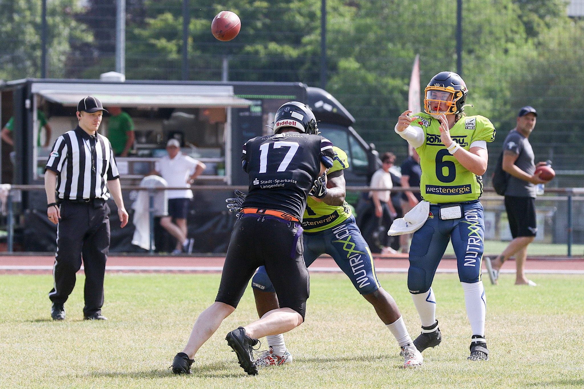 QB Lars Sell (#6) kam früher als geplant zum Einsatz und machte ein gutes Spiel - Foto: S.Schneider/sushysan.de