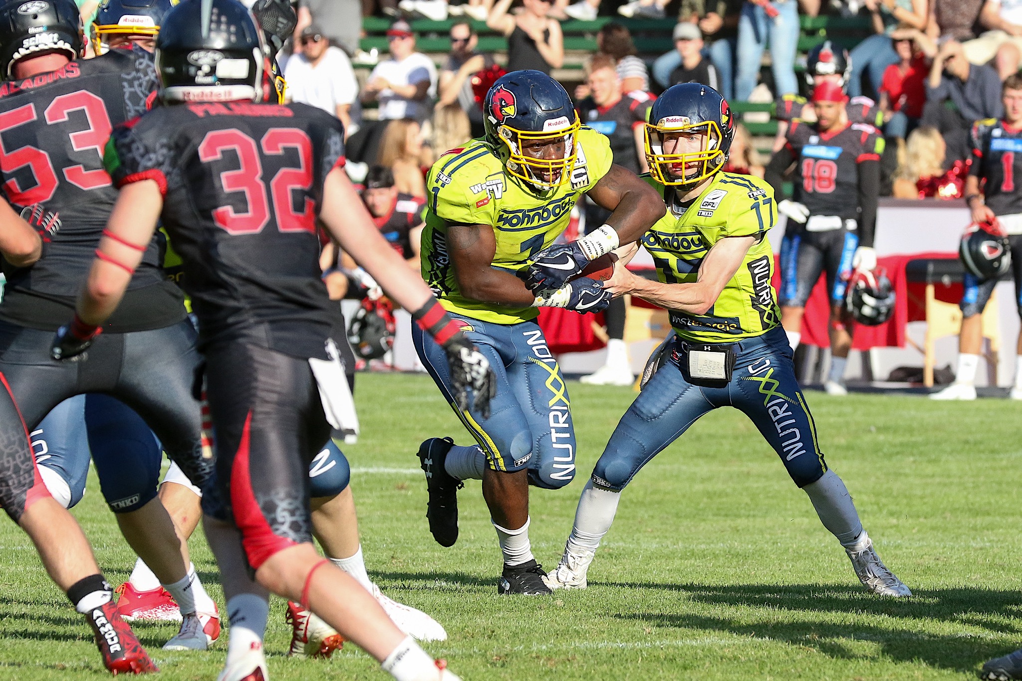 QB Alex Jodlauk (#17) übergibt RB Darnell Walker Jr. (#1) den Ball (Foto: S.Schneider / sushysan.de)