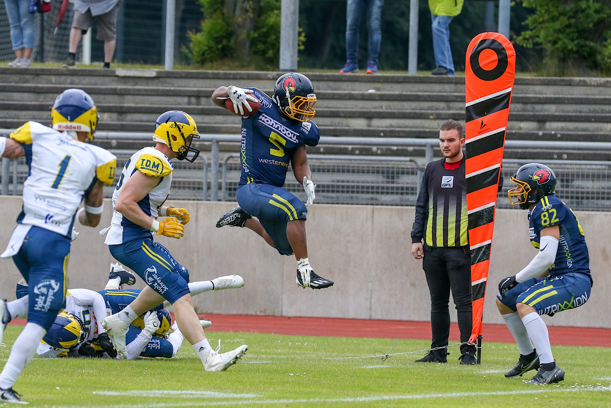 RB Brett Sylve (#5) springt über Hildesheimer Verteidiger auf dem Weg zum entscheidenden TD 40 Sekunden von Spielende - Foto: Sascha Schneider