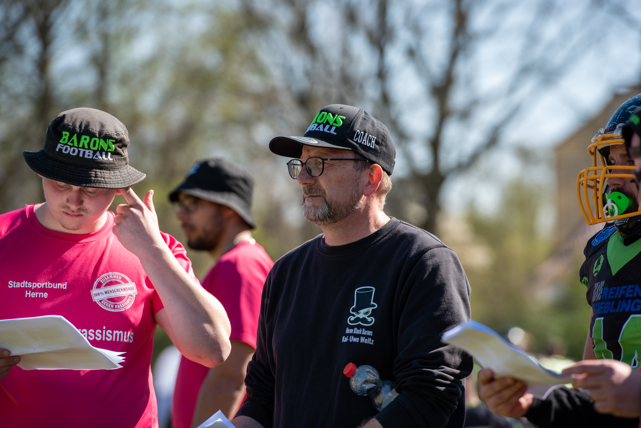 Black Barons ziehen Halbzeitfazit: “Gefühlt 1-2 Punkte zu wenig“. (In der Bildmitte Head Coach Kai-Uwe Weitz / Foto: Oliver Jungnitsch)