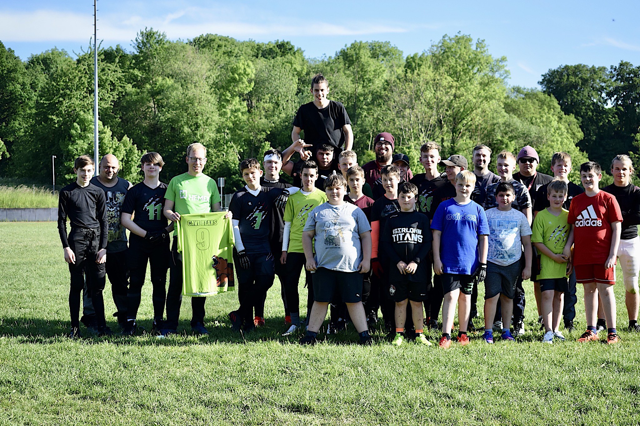 Die Cave Bears mit dem Bürgermeister von Hemer Christian Schweitzer, der vor ein paar Wochen ein komplettes Training mit den Kindern und Jugendlichen mitgemacht hat (Foto: Dennis Fidler).