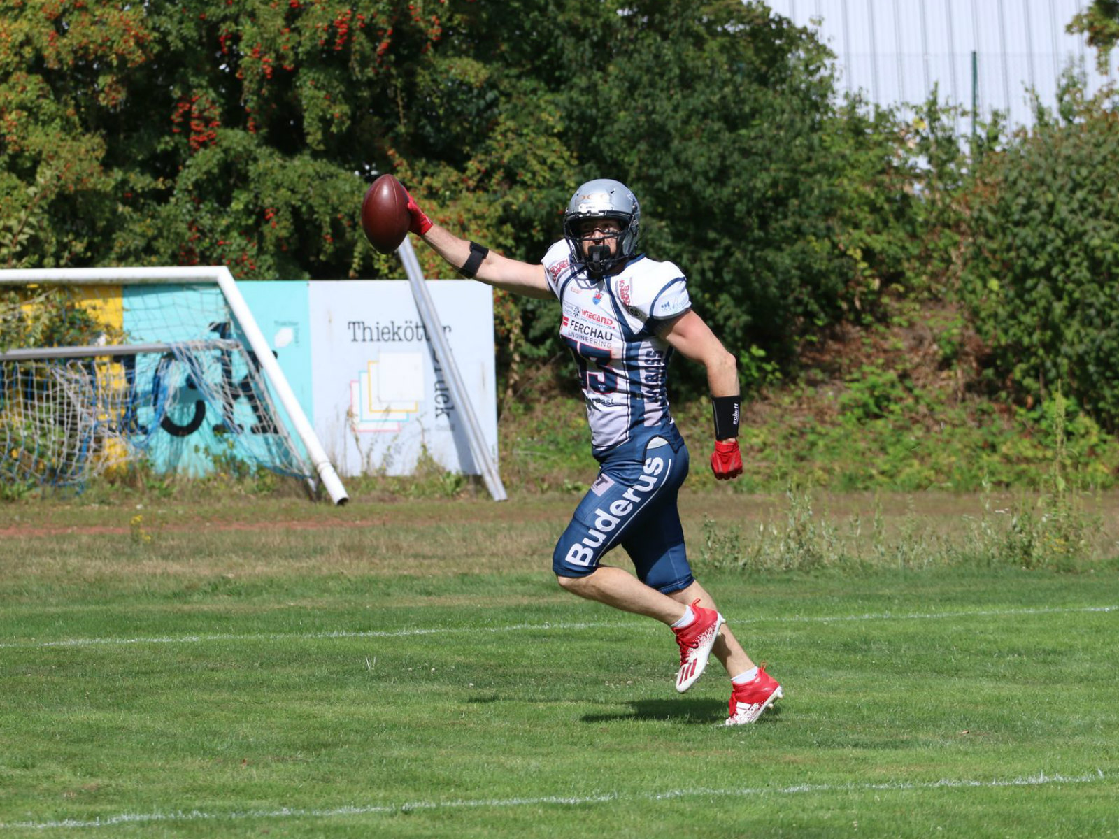  Linebacker Jonas Kronenberg erzielt einen Fumble-Return-Touchdown - Foto: CEPD Sports