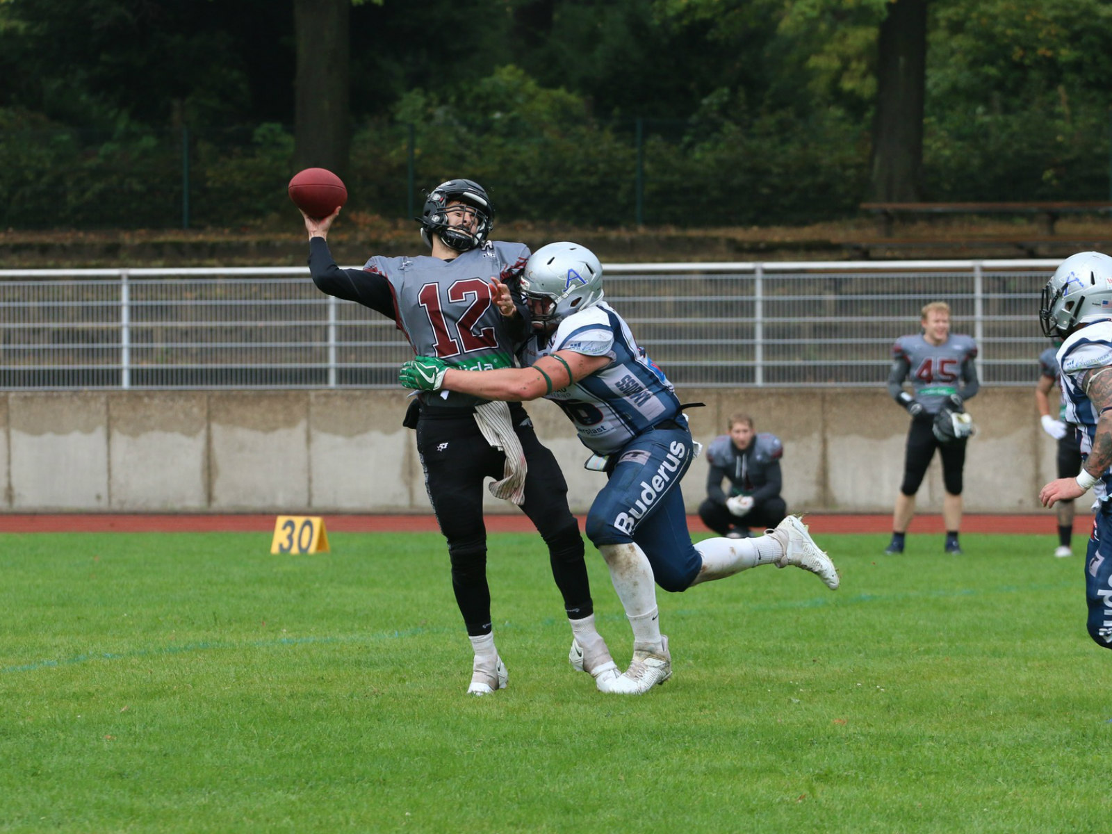 Hier gelingt Amboss-Linebacker Leon Jäger ein Sacke gegen den Wuppertaler Quarterback - Foto: CEPD Sports