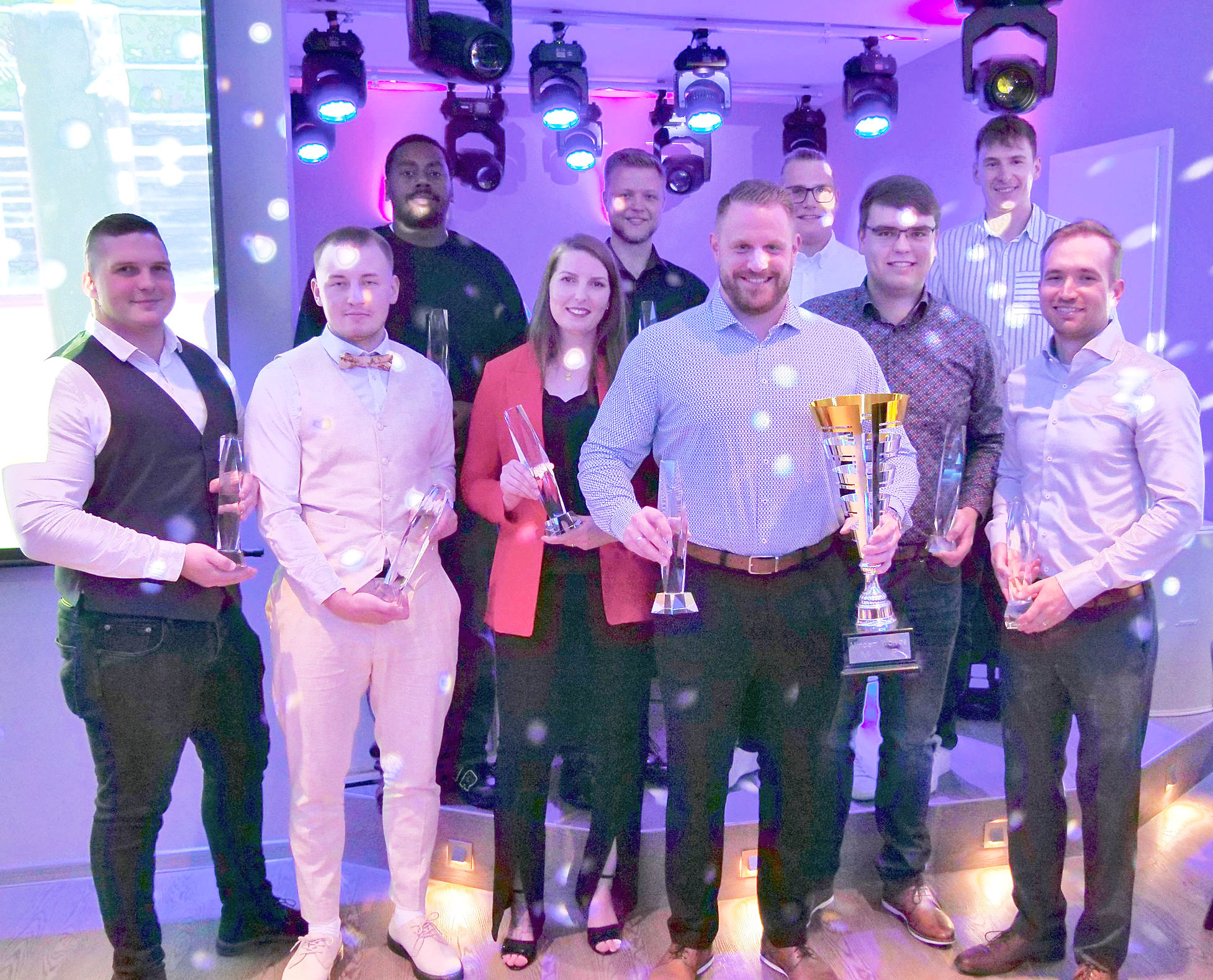 Im Discolicht lassen sich die Besten der Minden Wolves feiern. Sebastian Schneider (vorn mit großem Pokal) wurde zum MVP der Saison gewählt. Foto: DJK Dom Minden