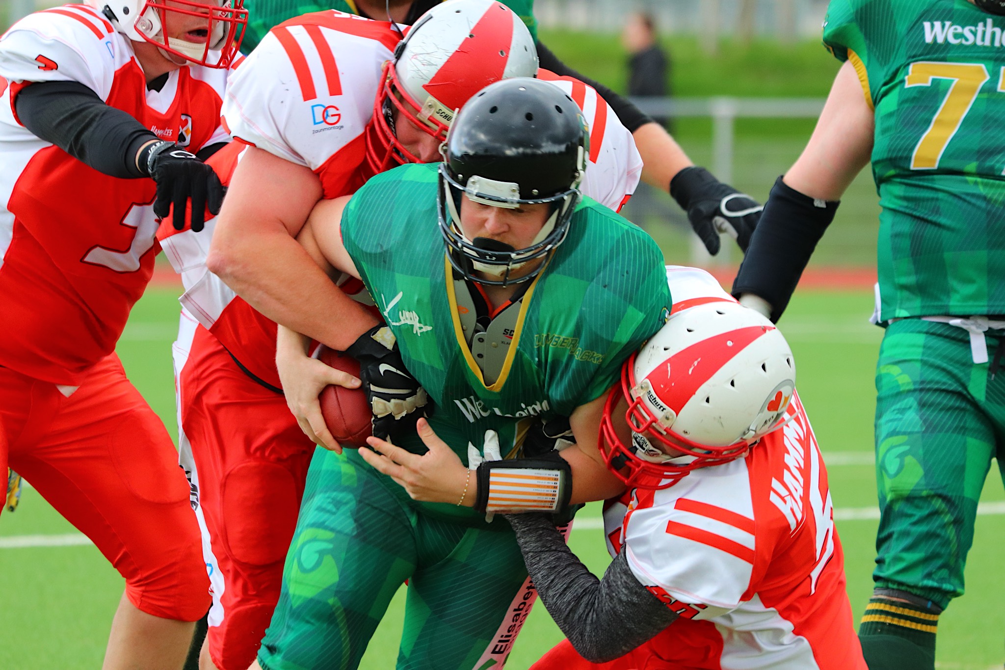 Die Offense der Brilon Lumberjacks (in grün) hatte gegen die Hamm Aces einige gute Momente, konnte diese aber nicht in Punkte umwandeln. (Foto: Mario Polzer)