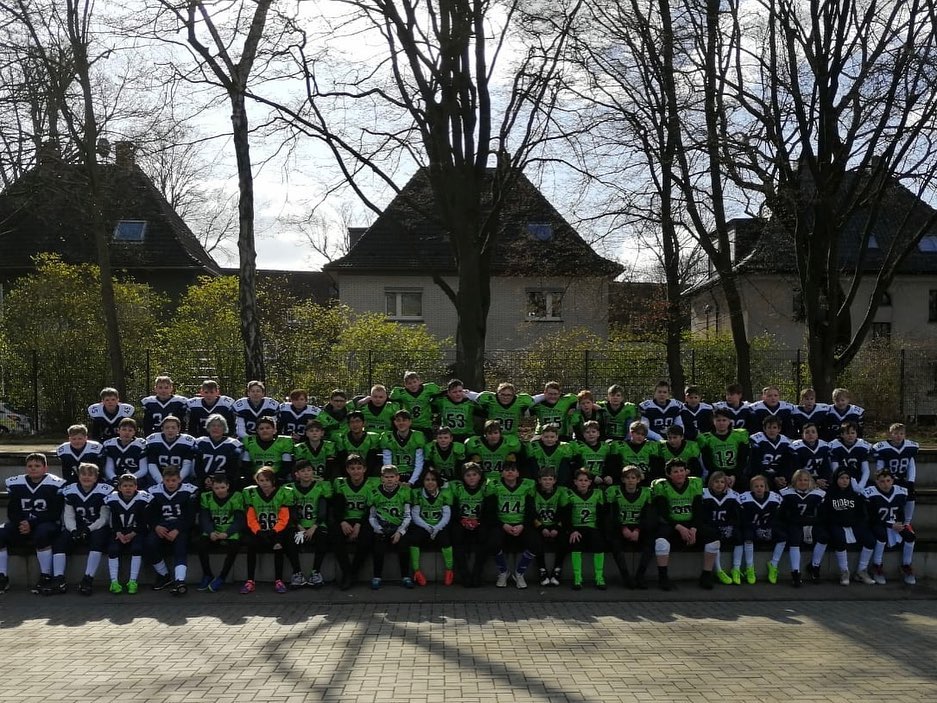 Gruppenbild: U13 der Barons mit den Raiders (Foto: Herne Black Barons)