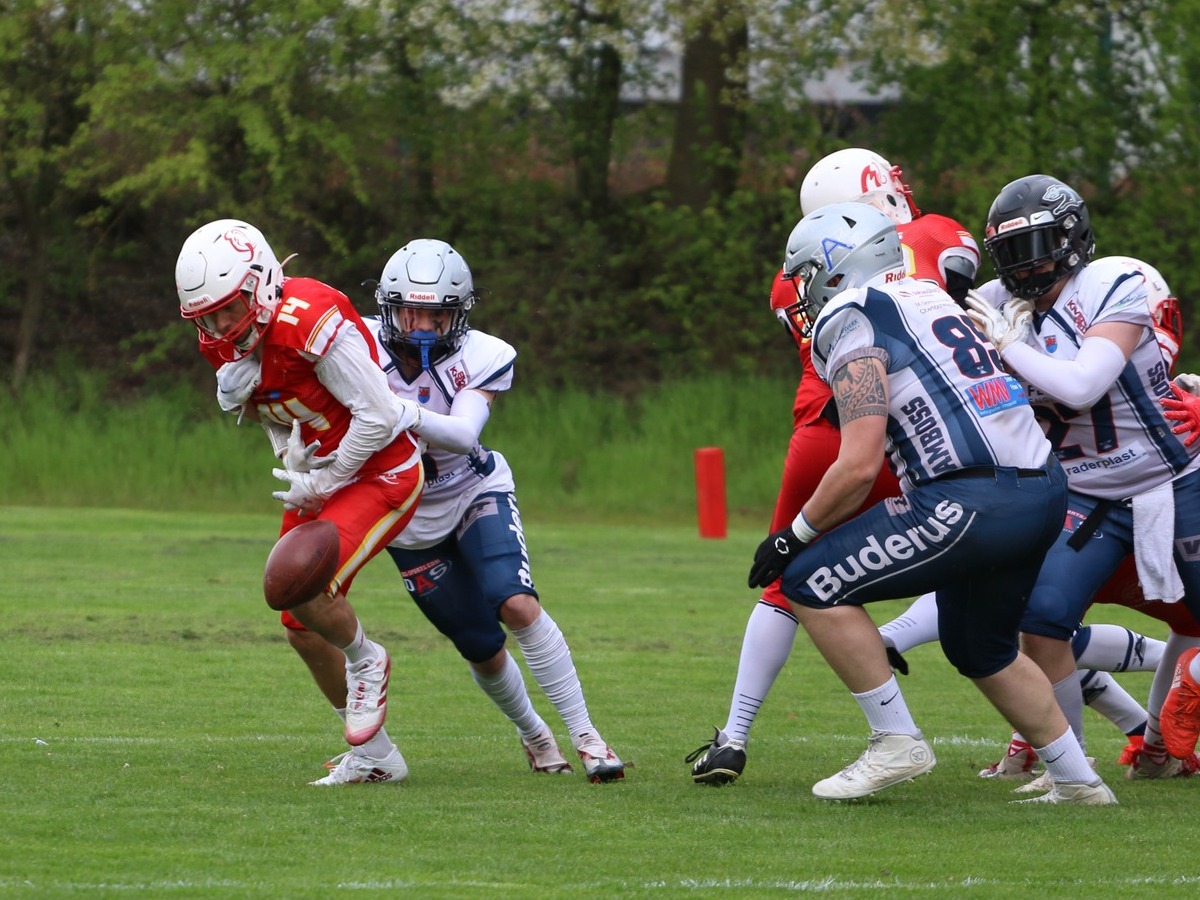 Amboss gewinnt Defensivschlacht im Münsterland - Linebacker Jan Herrmann zu sehen, der beim Kickoff-Return einen Fumble der Mammuts verursacht (Foto: CEPD Sports)