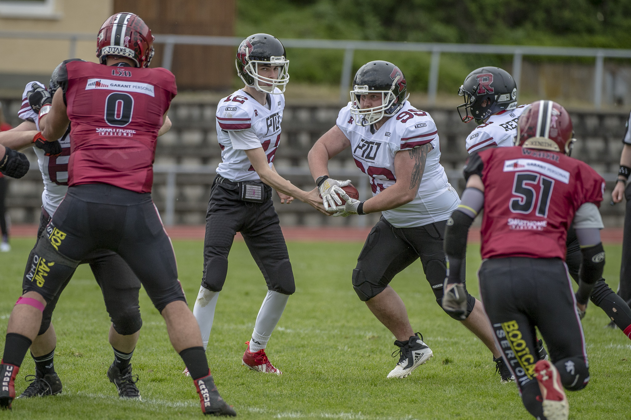 Rebels Quarterback Dominik Schaumburg #12 übergibt an Fullback Jean Pascal Köhler #99 (Foto: Oliver Jungnitsch)