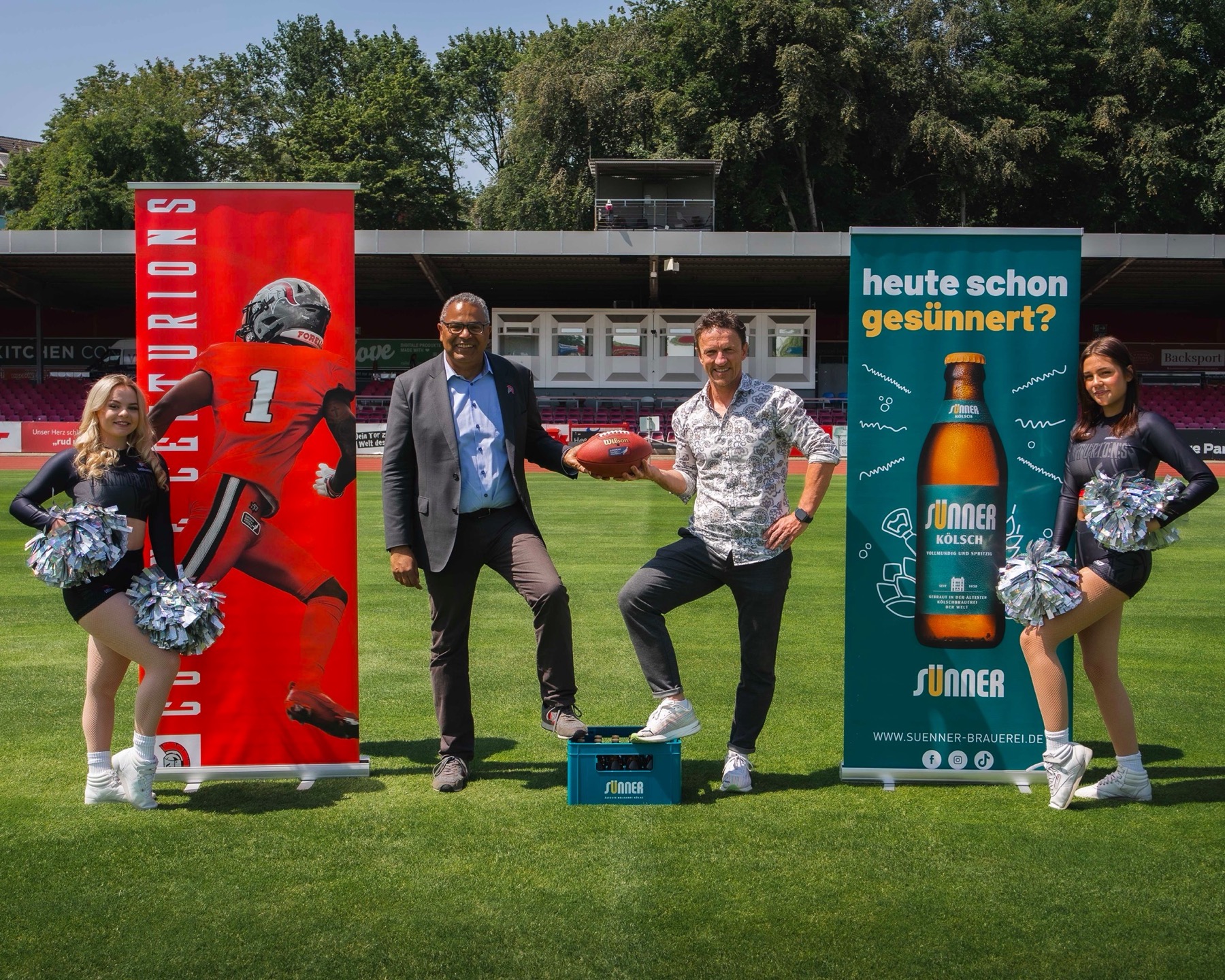 Centurions General Manager Tonye Spiff und SÜNNER Geschäftsführer Dr. Michael Rosenbaum (Mitte rechts) freuen sich auf das 1. Heimspiel am kommenden Samstag im Südstadion. Foto: Ben Cziesla