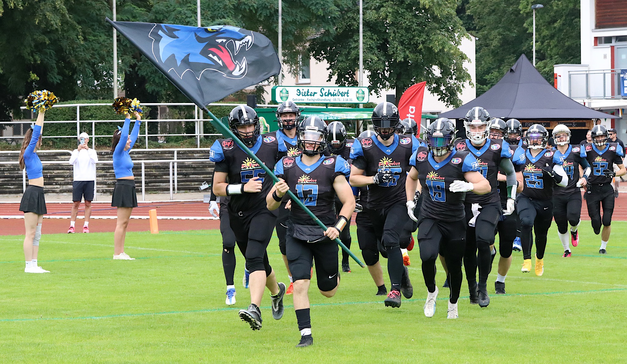 Einlauf der U19. Quarterback Fabrice Steinbach führt die Minden Wolves Cubs auf das Feld - Foto: DJK Dom Minden