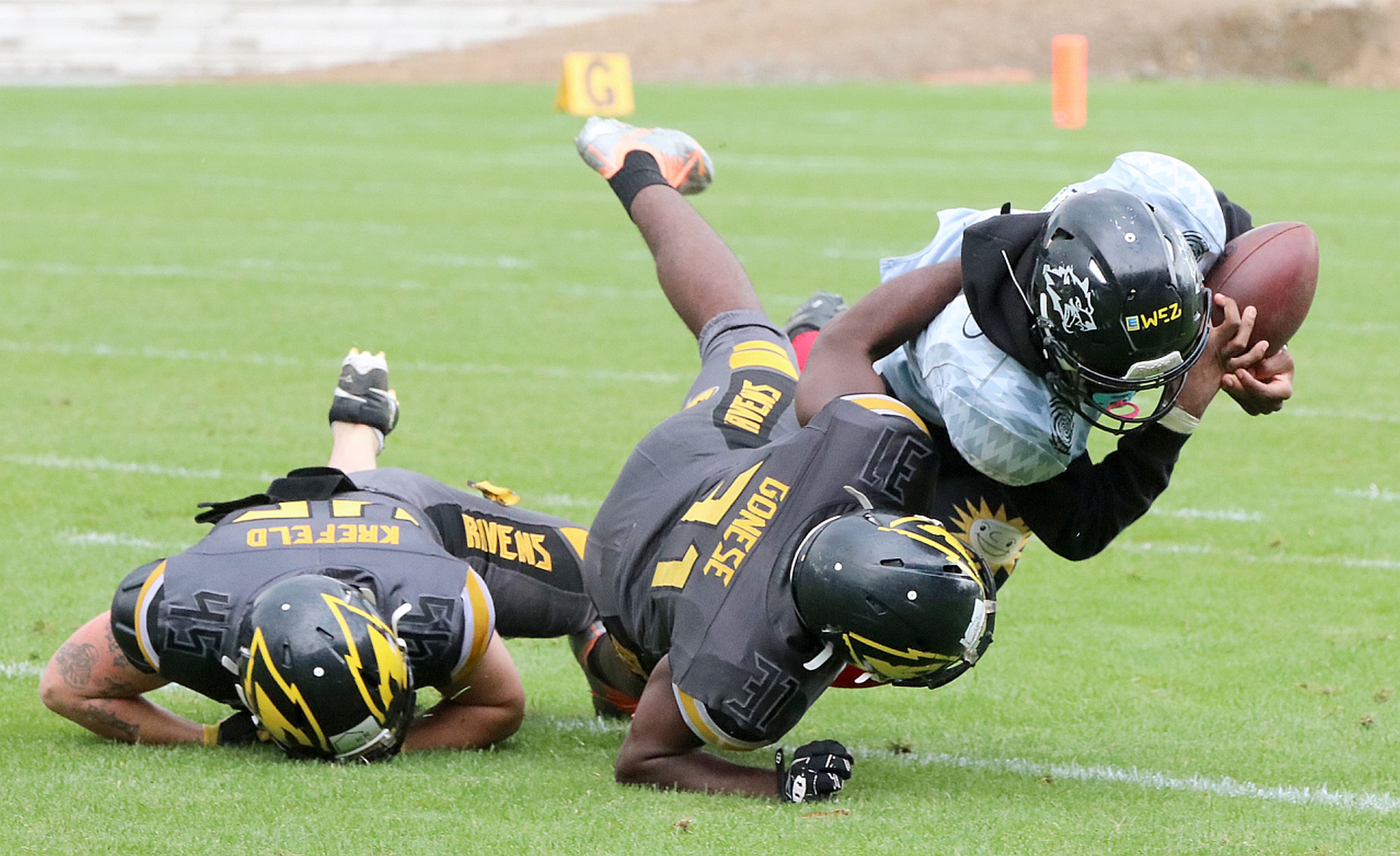 Widereceiver Willie Fedd jr. kann im letzten Moment und mit vollem Einsatz zu Fall gebracht werden - Foto: DJK Dom Minden