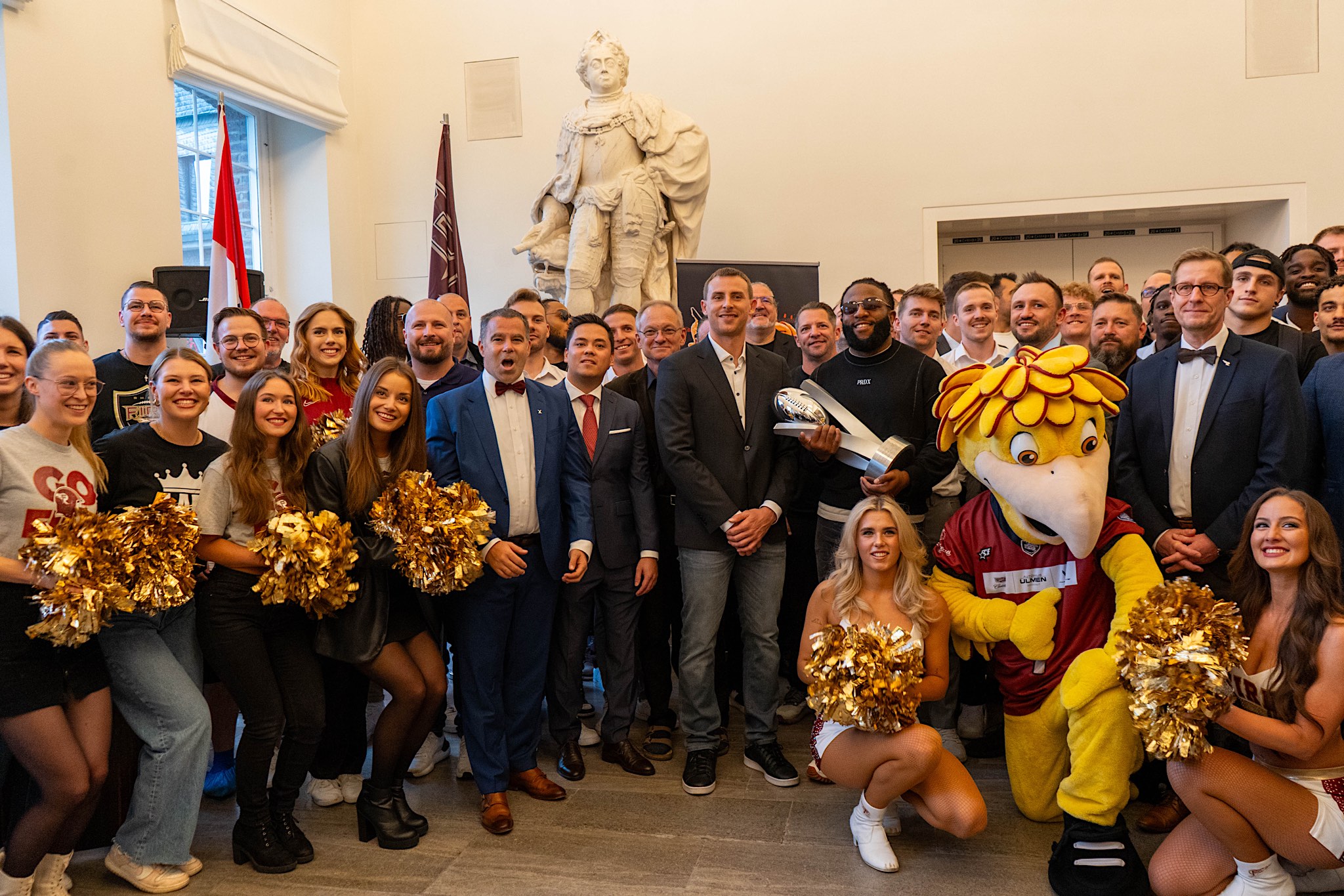 Düsseldorfs Oberbürgermeister Dr. Stephan Keller hatte die European League of Football Champions in das Rathaus eingeladen - Foto: Justin Alexander Derondeau