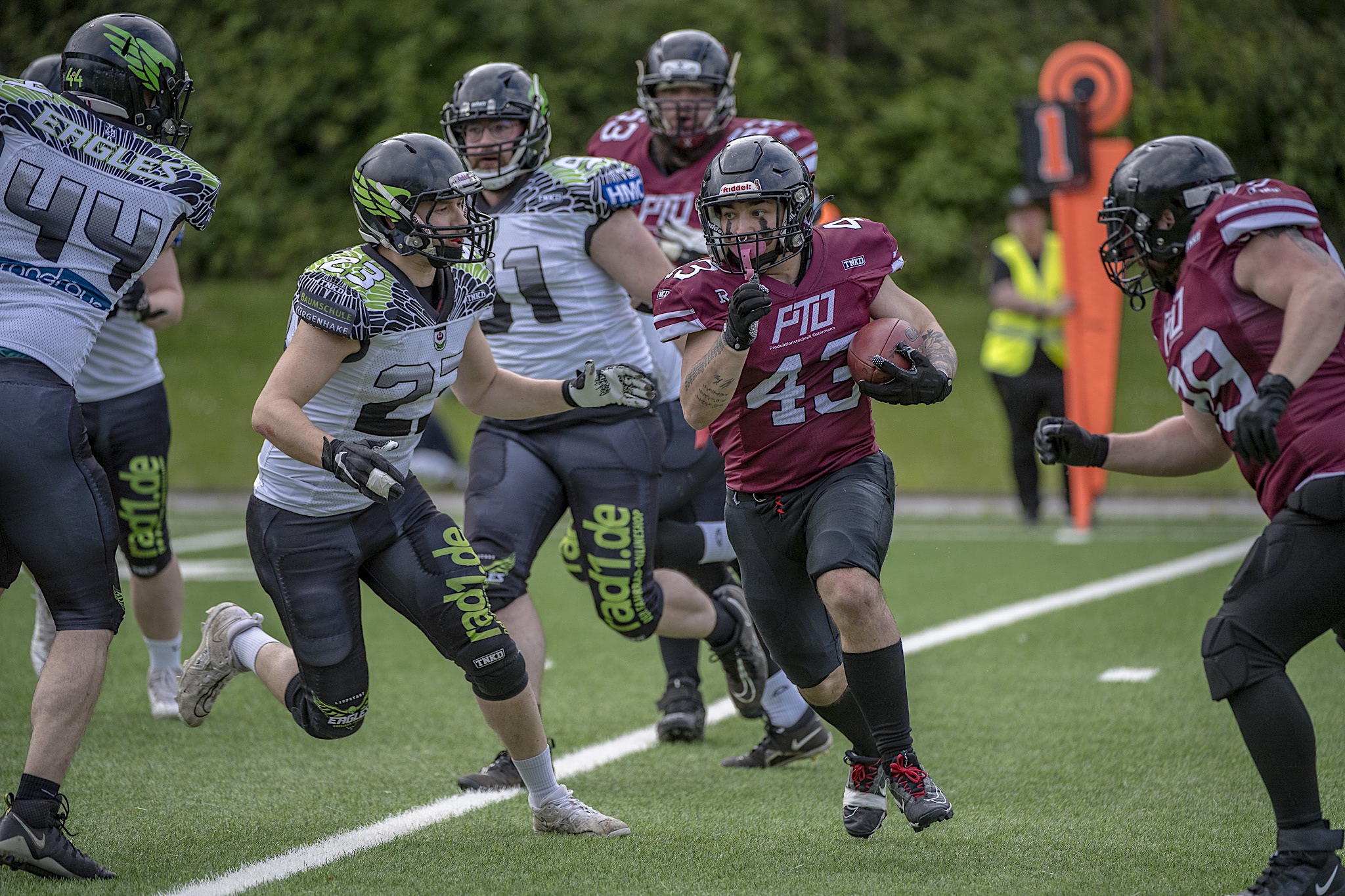 Rebels überraschen mit klarem 33:0-Sieg über die Eagles - mit der #43 RB Sebastian Jozefiak (Foto: Oliver Jungnitsch)