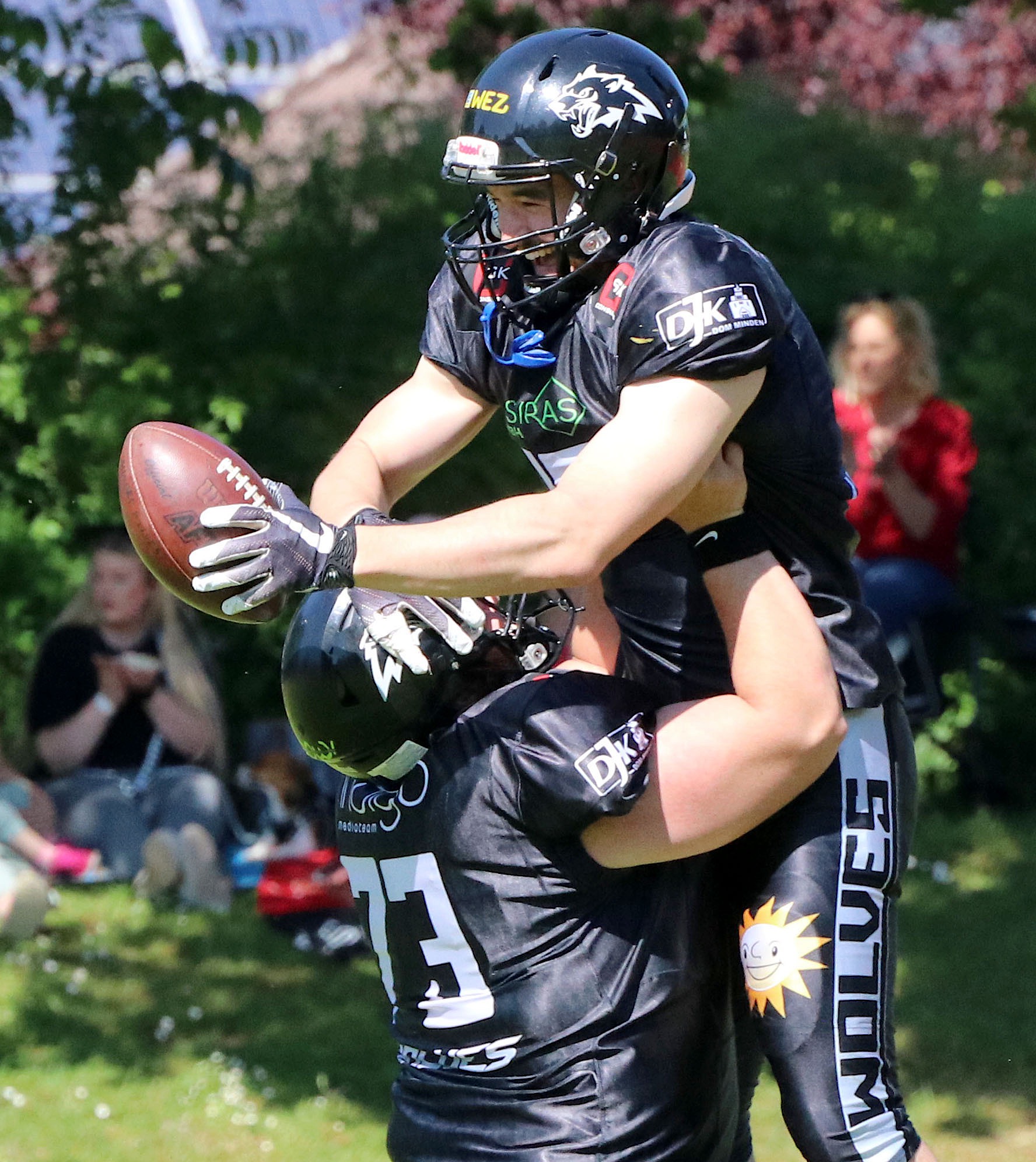 Eric Renz (rechts) lässt sich nach seinem ersten Touchdown im Dress der Minden Wolves von Ali Omar feiern - Foto: DJK Dom Minden