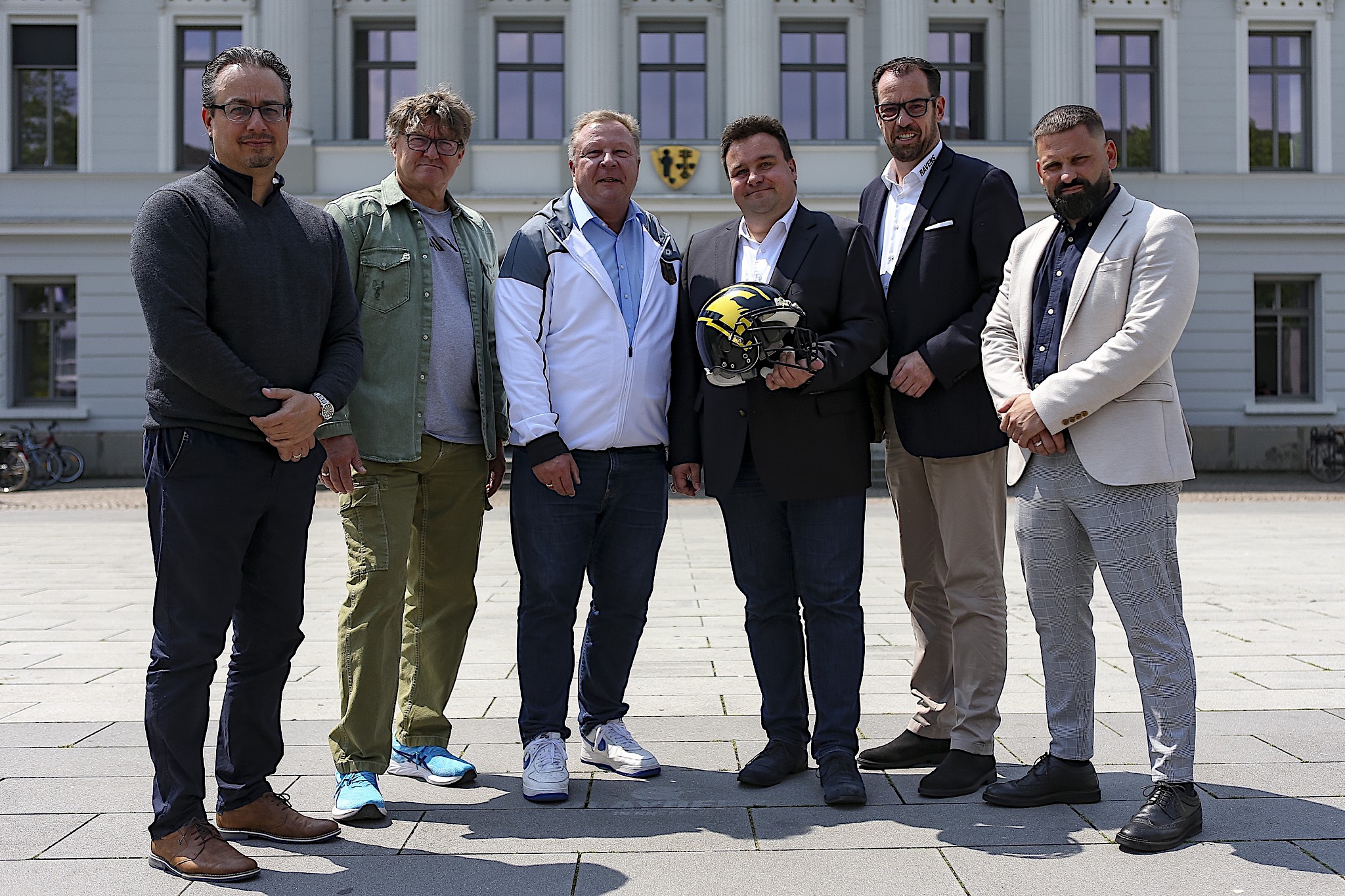 Bundestrainer Shuan Fatah, AFVD-Vizepräsident Andreas Kegelmann, Sportdirektor Claus Holtz, Stadtdirektor Markus Schön, Ravens-Geschäftsführer Christoph Wittfeld und 1. Vorsitzender Dino Volpe (v.L.) - Foto: Adrian Schlüter