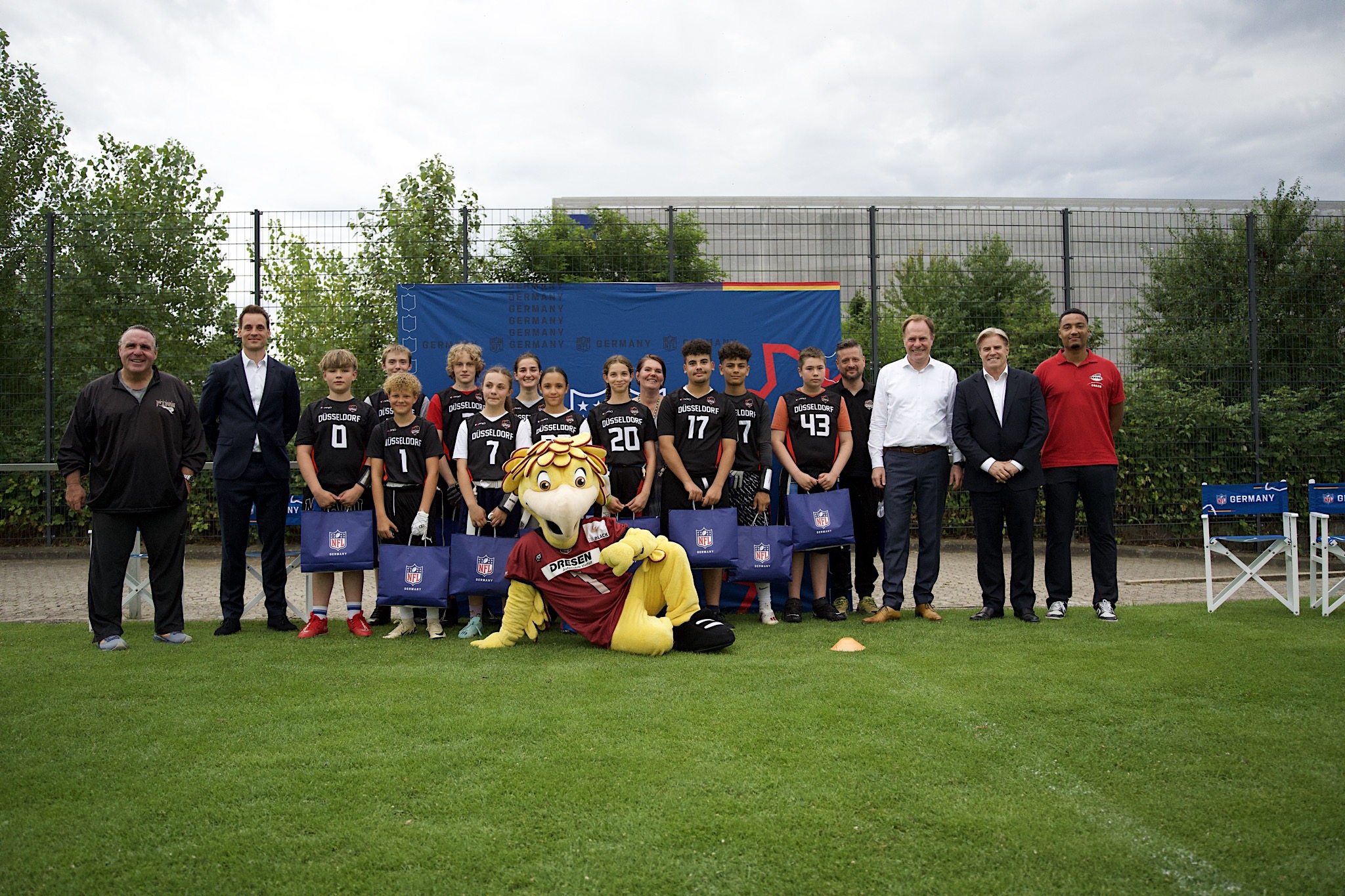 Gruppenfoto Firecats mit Maskottchen Coaches und Vertretern von Rhein Fire Düsseldorf Panther und NFL Deutschland - Foto: Number One Sportbetriebs GmbH