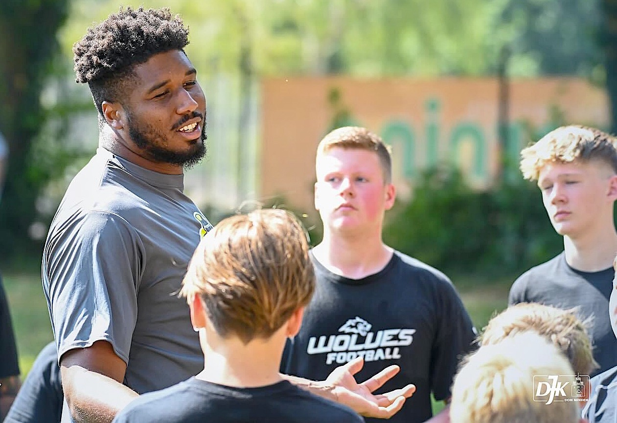 Jalen Dalton beim Jugendcamp mit der Jugend der Wolves - Foto: Minden Wolves