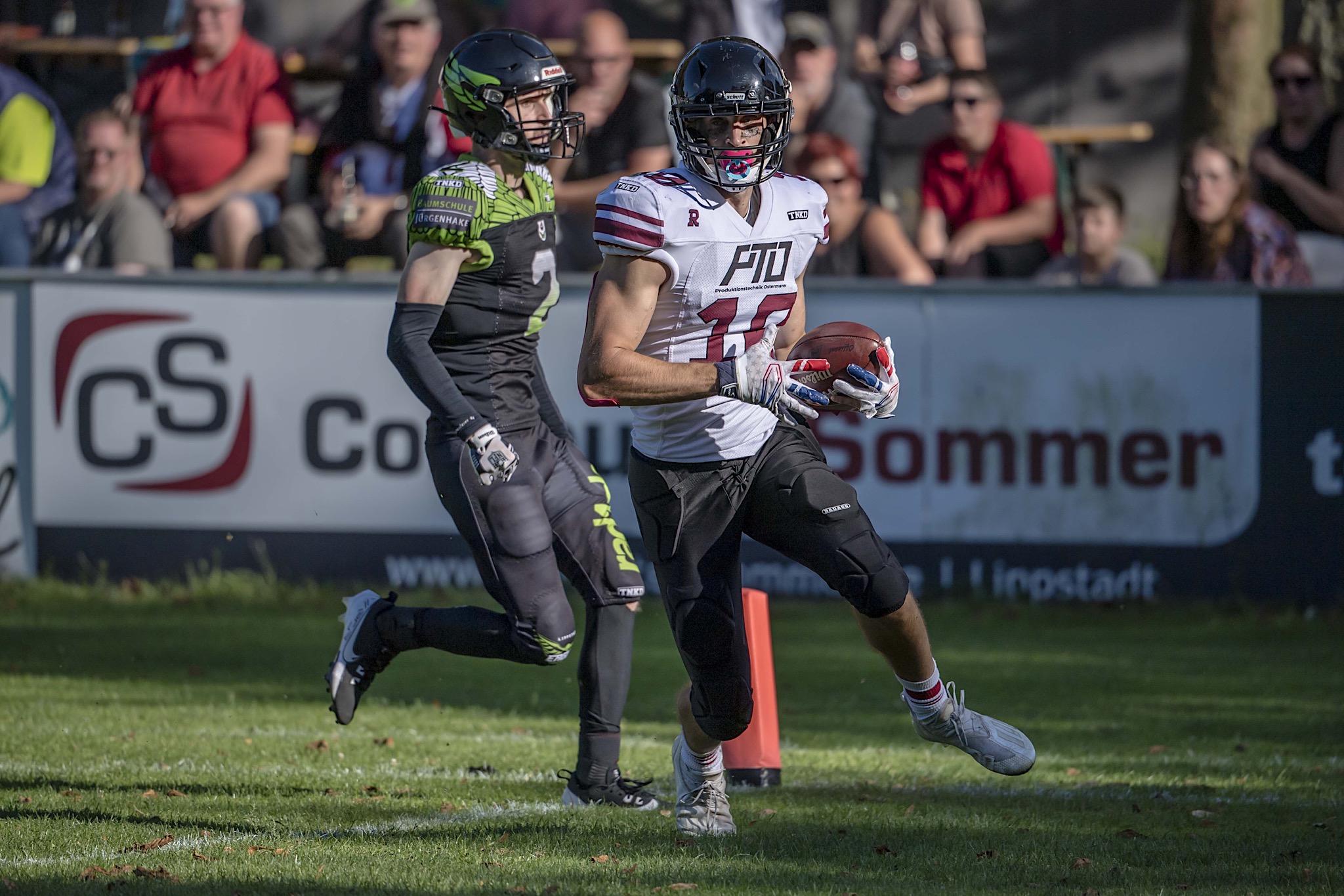 Niklas Deutscher #10 war auch in Lippstadt für die Bochum Rebels erfolgreich und erzielte zwei Touchdowns (Foto: Oliver Jungnitsch)