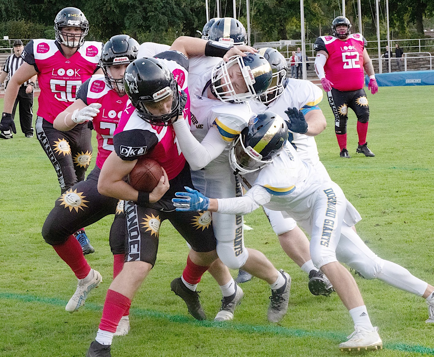 Einmal im Jahr laufen die Minden Wolves in pinken Trikots aus und unterstützen mit dem Pink Ribbon-Spiel den Kampf gegen den Brustkrebs - Foto: Indigo