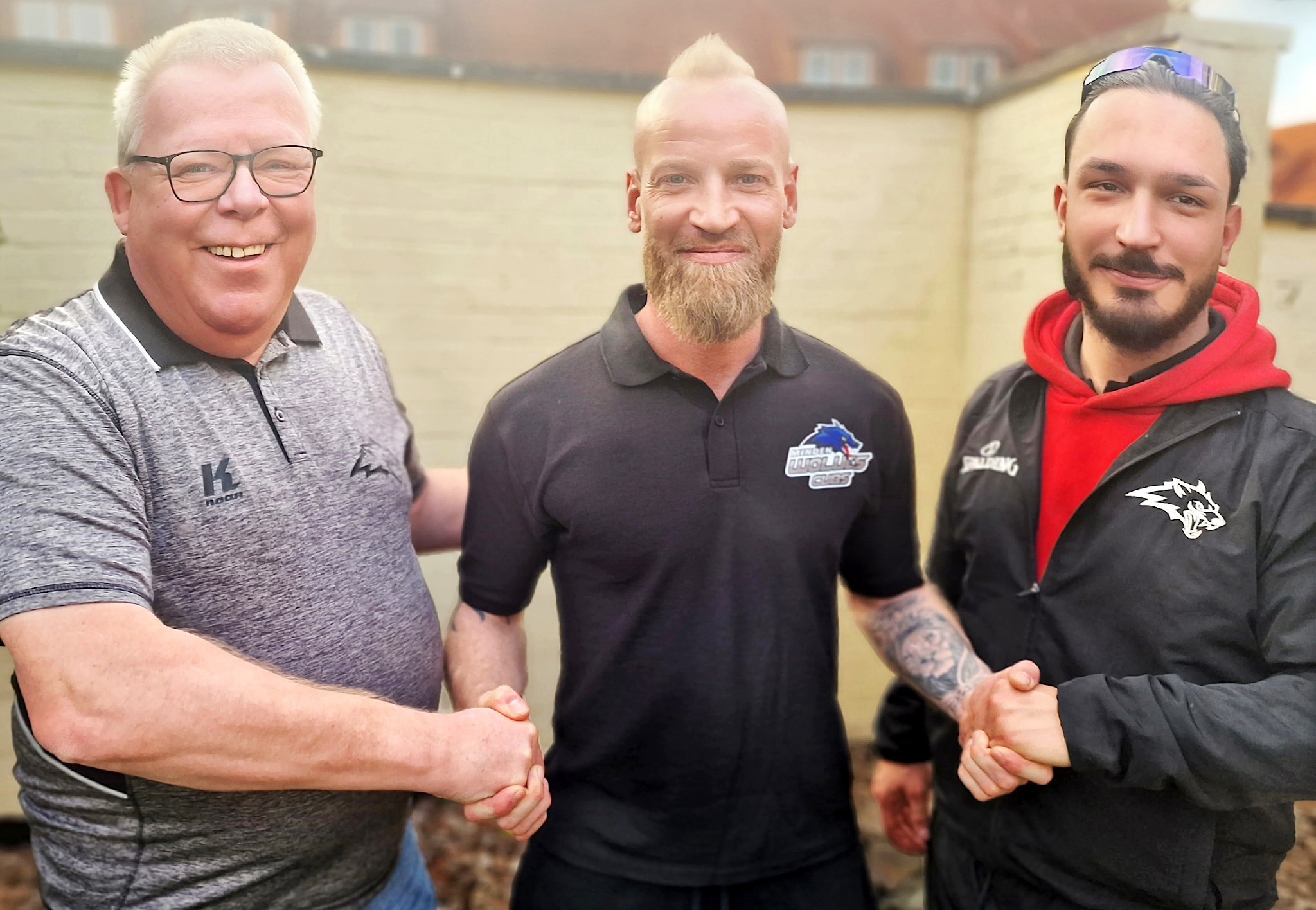Wolves-Sportdirektor Volker Krusche (l.) und Jugendkoordinator Guliano Schunke (r.) begrüßen Sebastian Zimmermann als Coach im Wolfsrudel - Foto: Minden Wolves