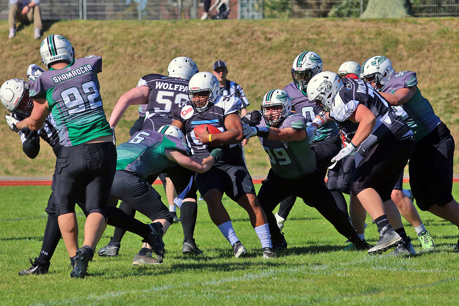 Das Wolfsrudel auf der Jagd. Mit Ambitionen und Erfolg wie hier zuletzt im Testspiel gegen die Mülheim Shamrocks (Foto Andre Steinberg).