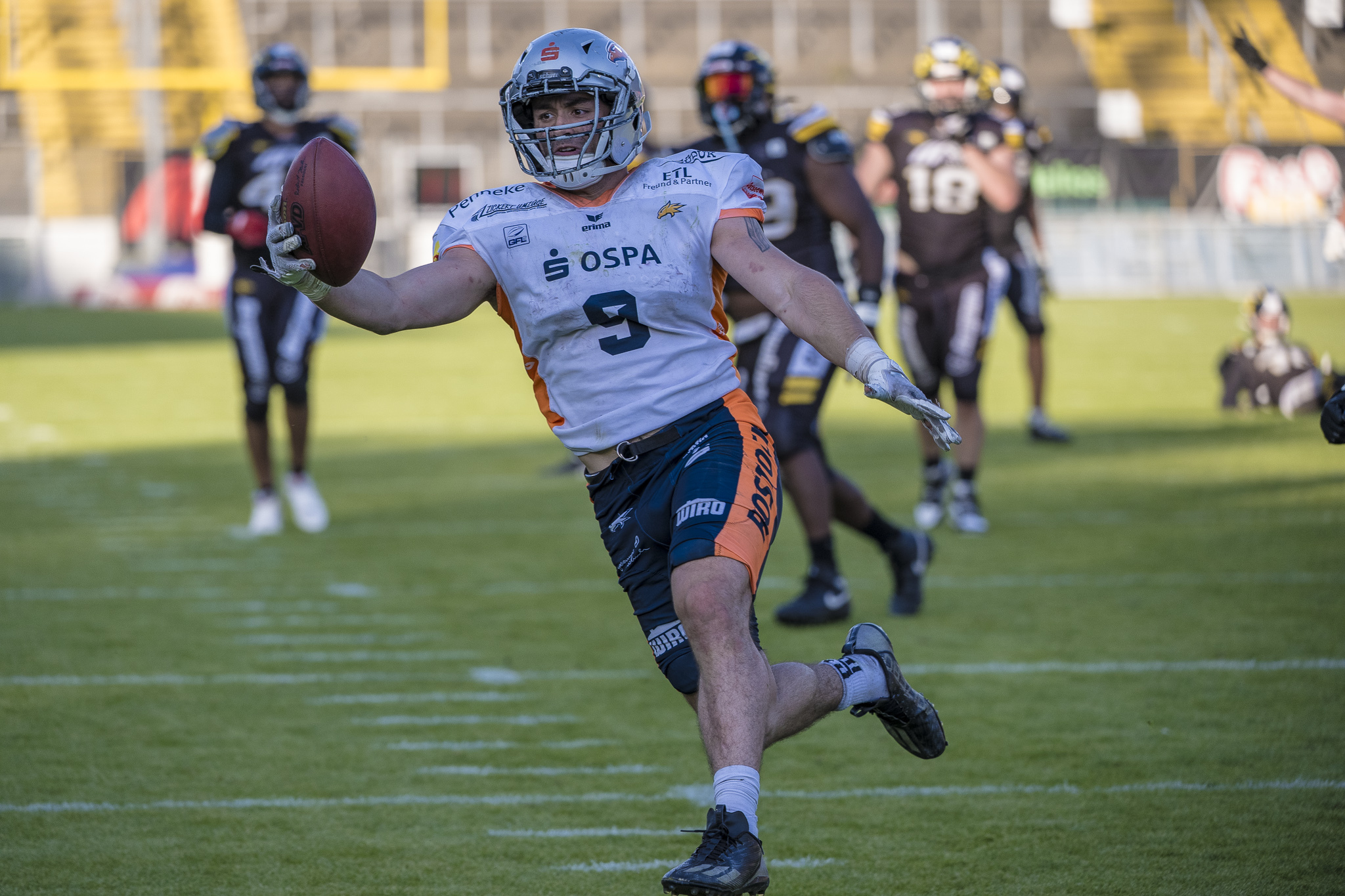 Pass auf die völlig freistehende Allzweckwaffe in Offense und Defense #9 Austin Wood und dem Sieg für die Griffins - Foto: Oliver Jungnitsch