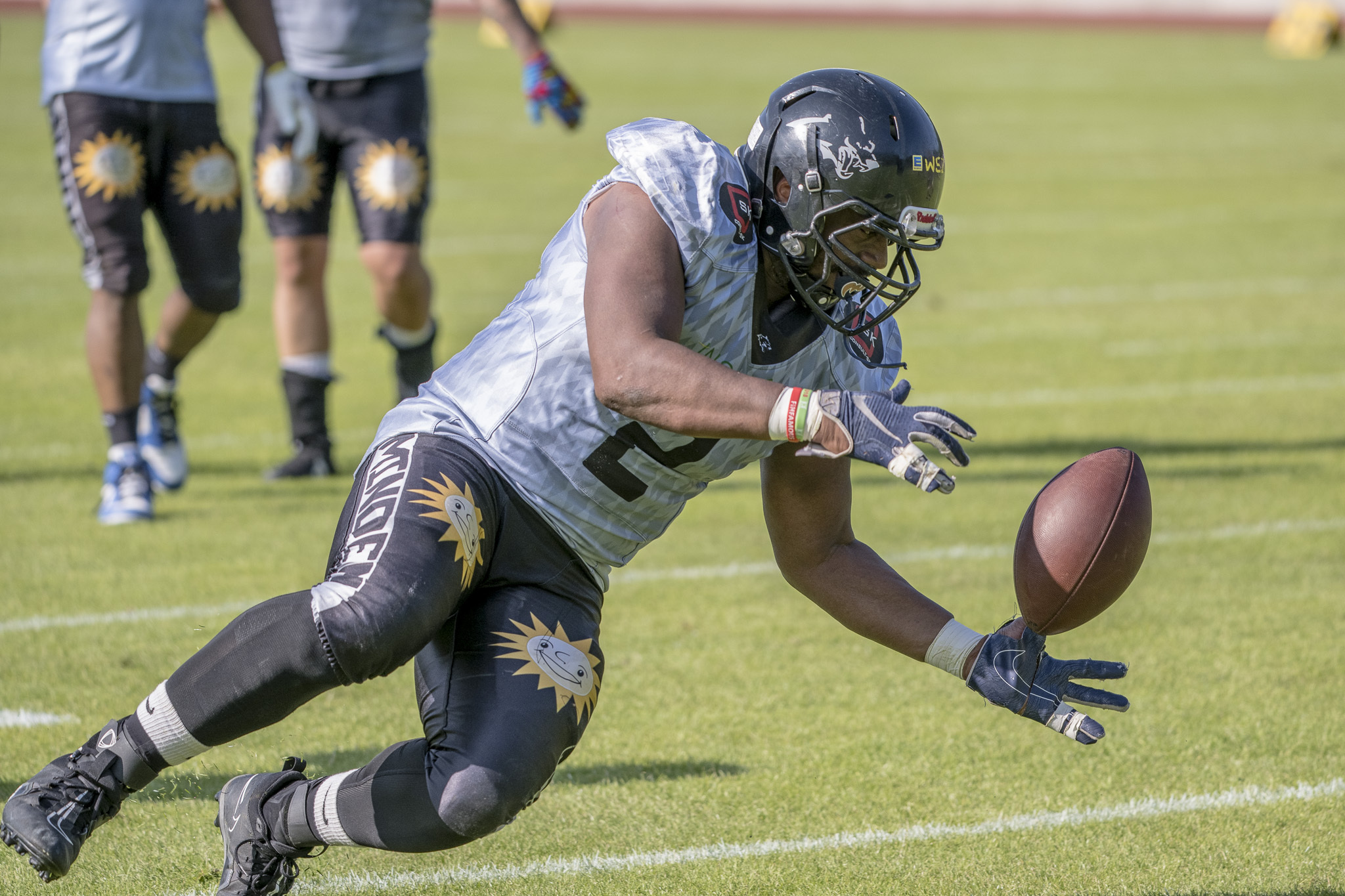 Head Coach und Spieler: Phil Gamble - hier sichert er einen Fumble beim Spiel in Essen (Foto: Oliver Jungnitsch)