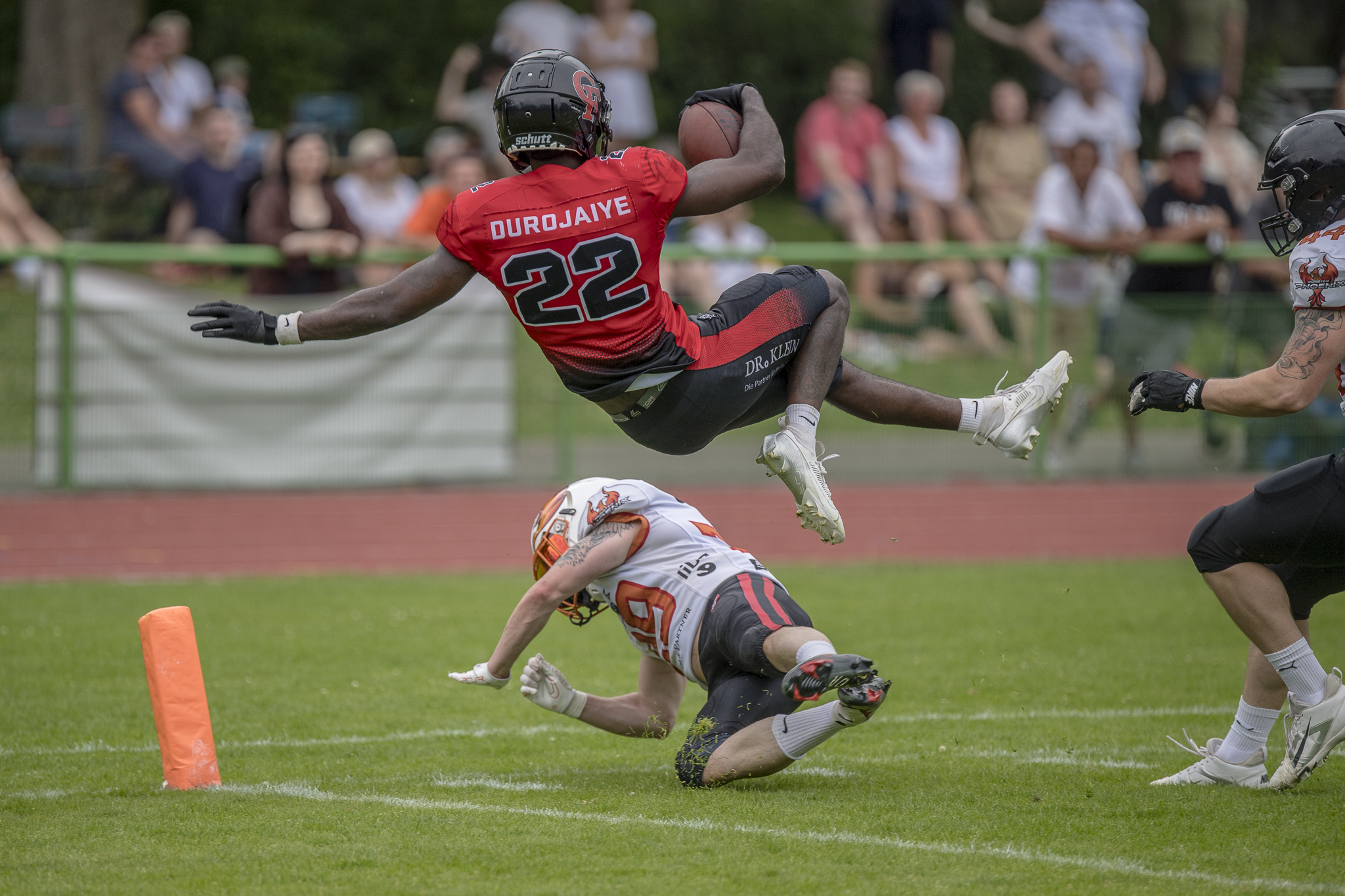 Spektakulär fliegt Femi Durojaiye (#22) über seinen Gegner und sorgt für die einzigen Kölner Punkte - Foto: Oliver Jungnitsch