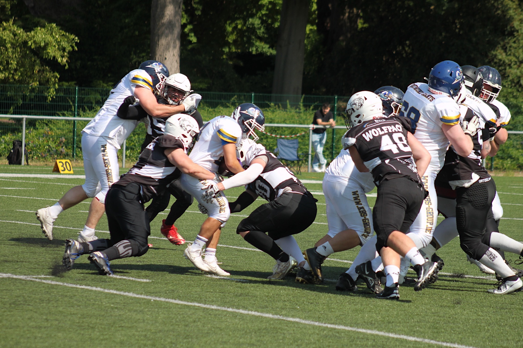 Kaum Raumgewinn für den Angriff der Giants, da die Wolfpack Defense gut funktionierte - Foto: Michael Kremers