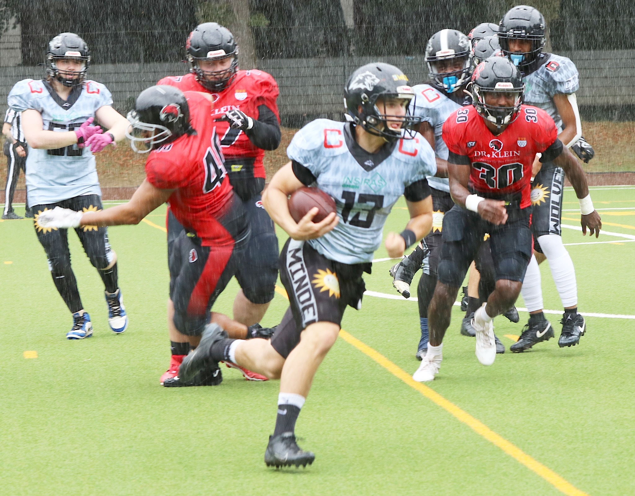 Bei teils strömendem Regen dominierten die Minden Wolves, wie hier Quarterback Fabrice Steinbach, auch ihre Partie bei den Cologne Falcons - Foto: Minden Wolves