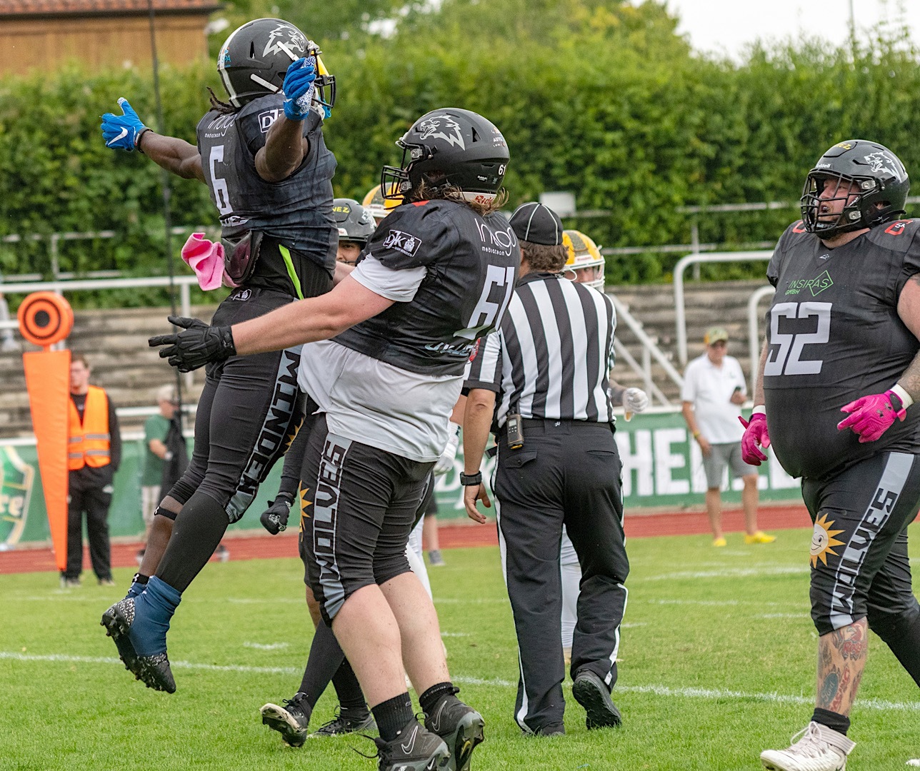 Touchdown Minden Wolves! Jordan Mc Kenzie lässt sich von O-Liner Dominic Norbron entsprechend feiern - Foto: Florian Berge