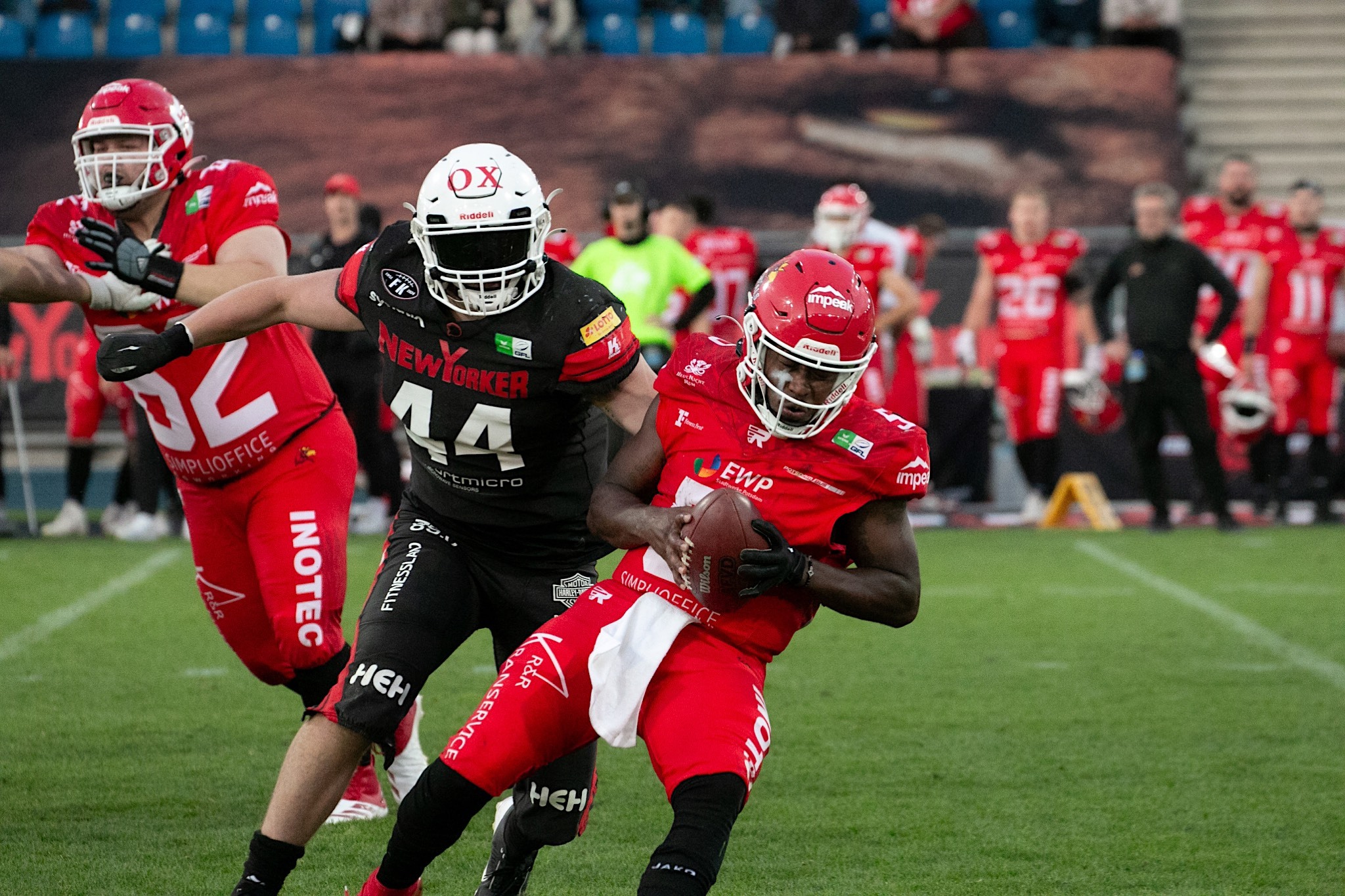 Linebacker Jonas Pflug (#44) und die Defense der Lions hatte alle Hände voll zu tun - Foto: Fabian Uebe