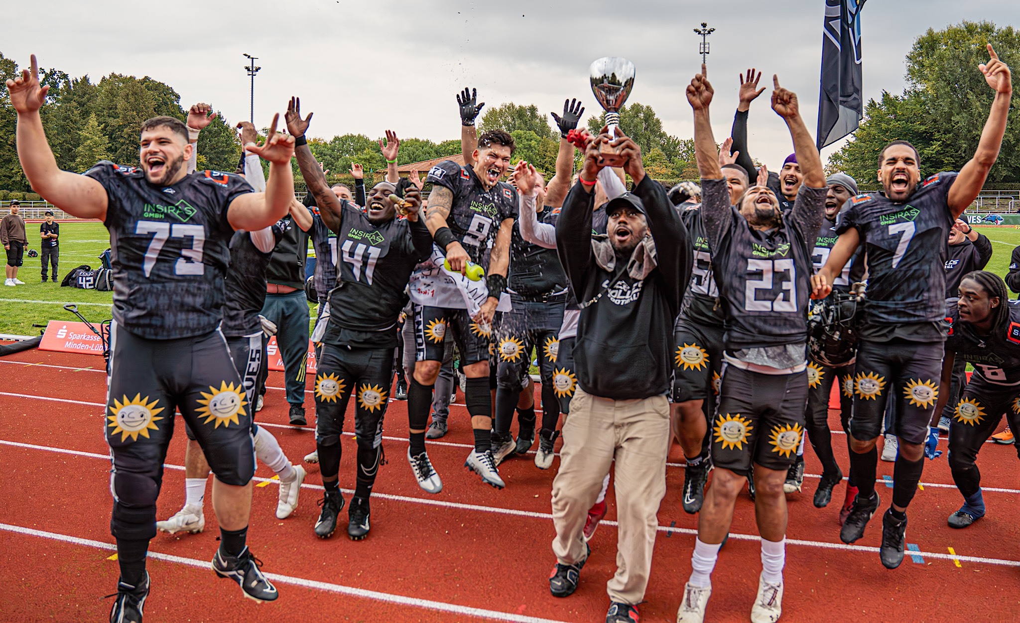Vor ihren 2.500 Fans bejubelt Headcoach Phil Gamble (Mitte mit Pokal) uns seine Jungs den Aufstieg in die GFL2 - Foto: Hendric-Noah Pieper