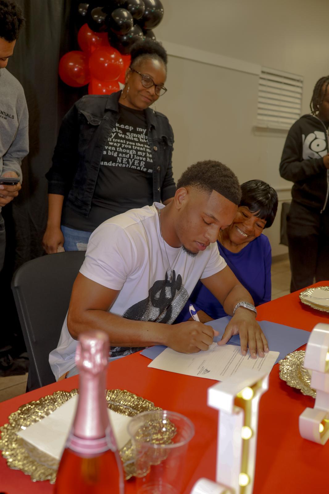 Jeremiah McNair auf seiner sigining Party