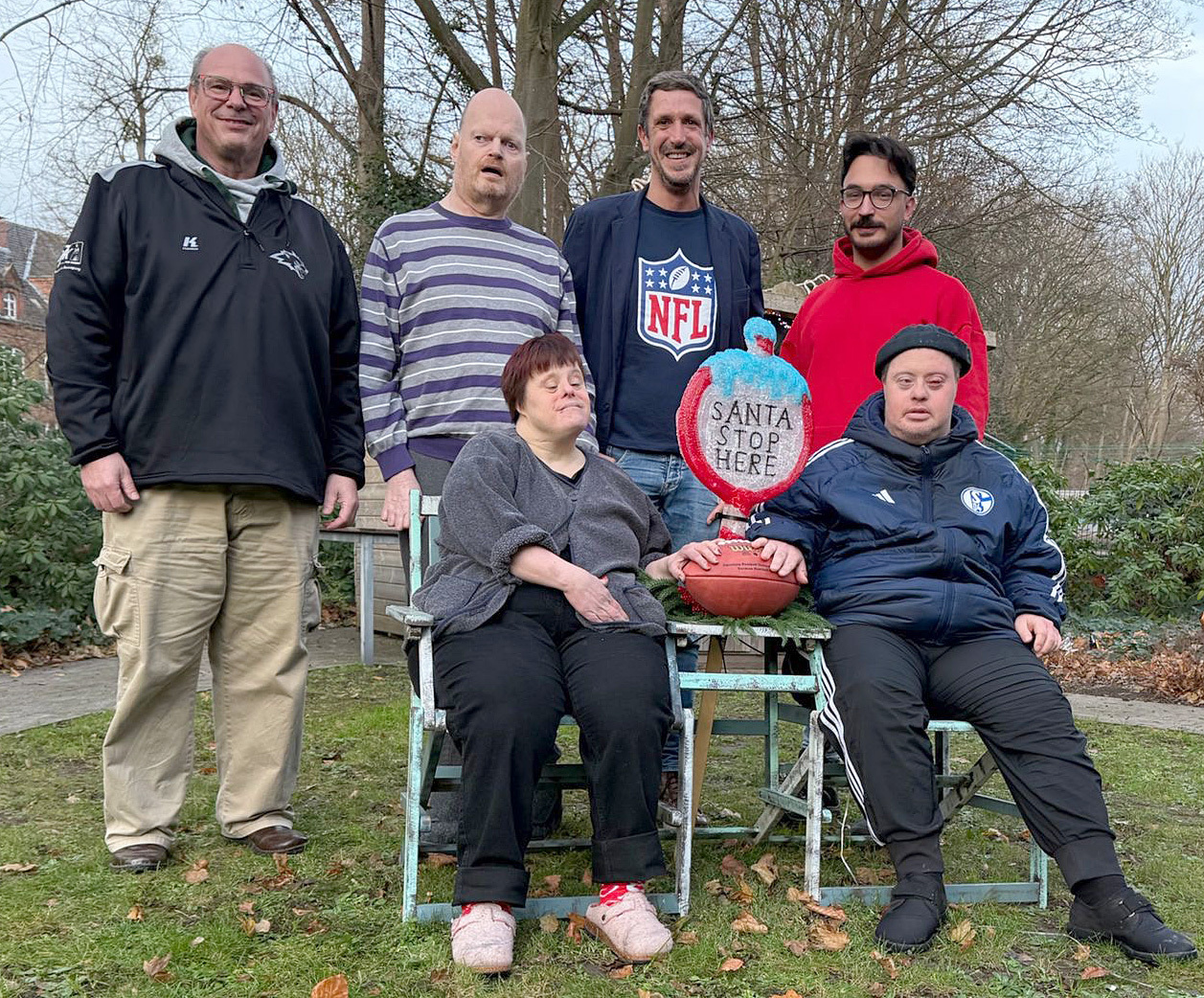Gehen durch eine Kooperation künftig gemeinsame Wege: Christian Schlottoff (2.v.r.), Ulrich Grünwald (l.) und Guliano Schunke (r.) sowie die Bewohner des Wittekindshofes Bergkirchen - Foto: privat