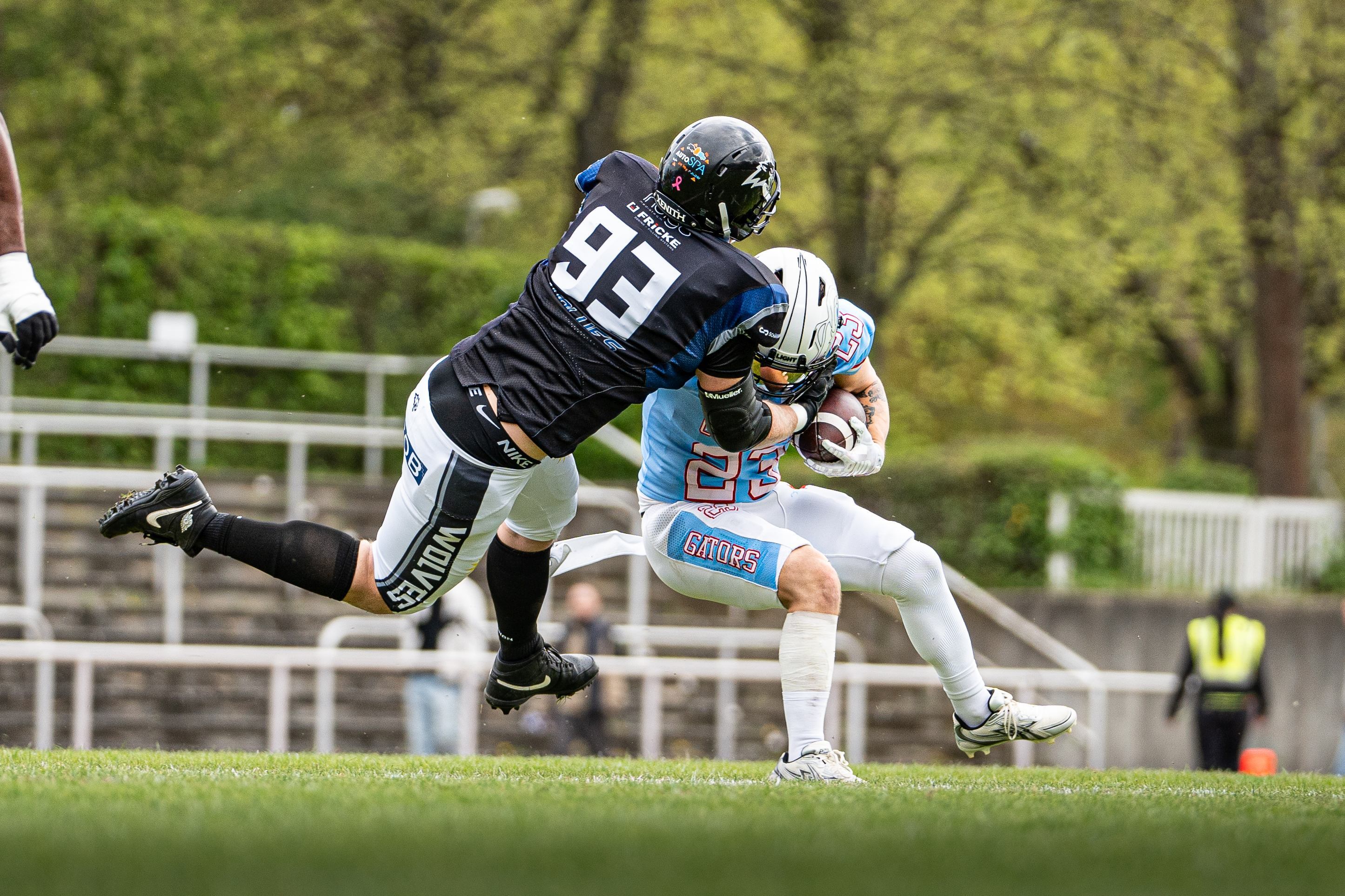Mindens Tim Fauth kann mit seiner spektakulären Flugeinlage Calgarys Anthony Tanguay stoppen - Foto: Hendric-Noah Pieper