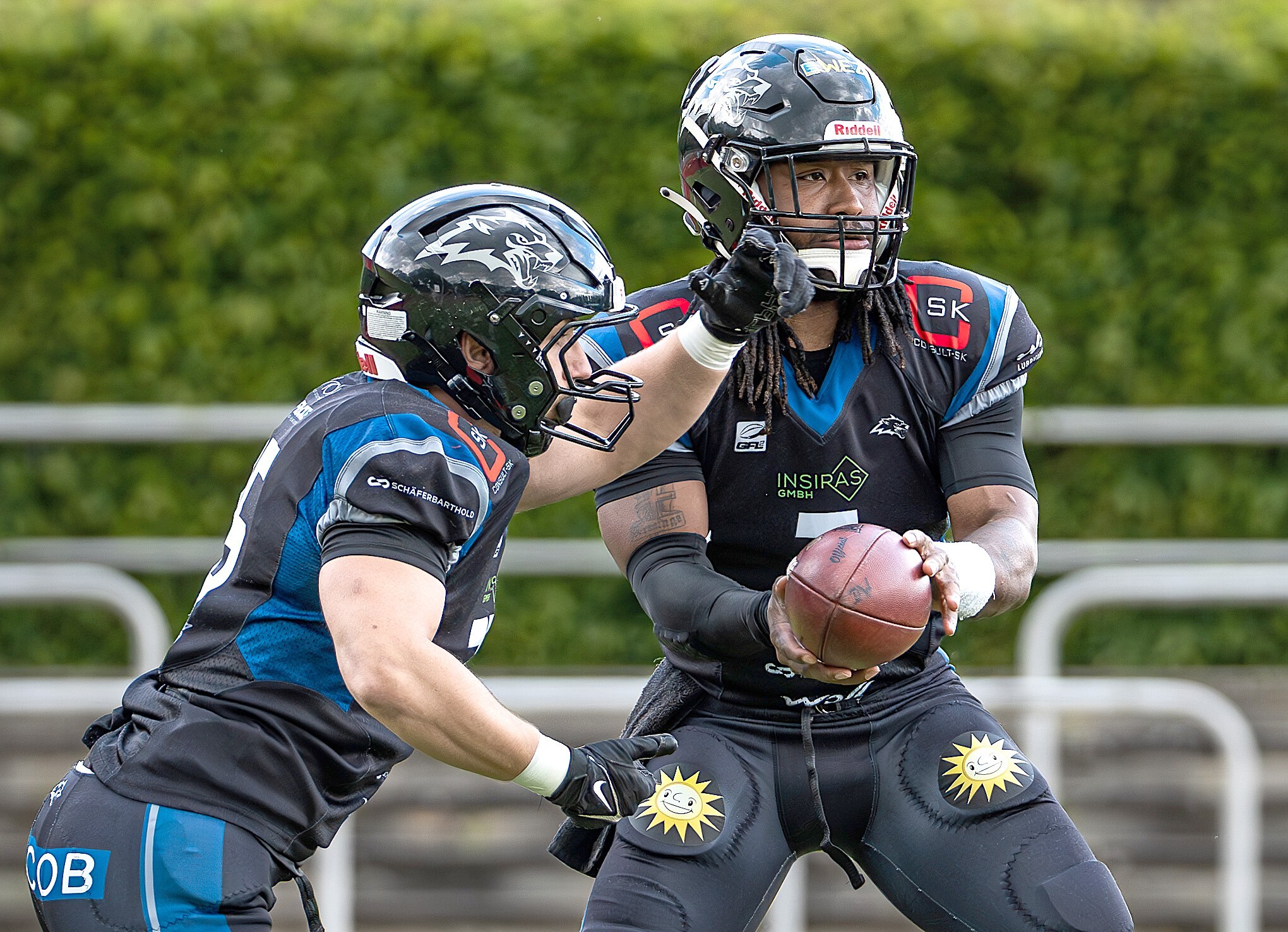 Mindens Quarterback Darrius Sample übergibt den Ball an Runningback René Lange. Beide wollten die Offense in Schwung bringen. Foto: Hendric-Noah Pieper