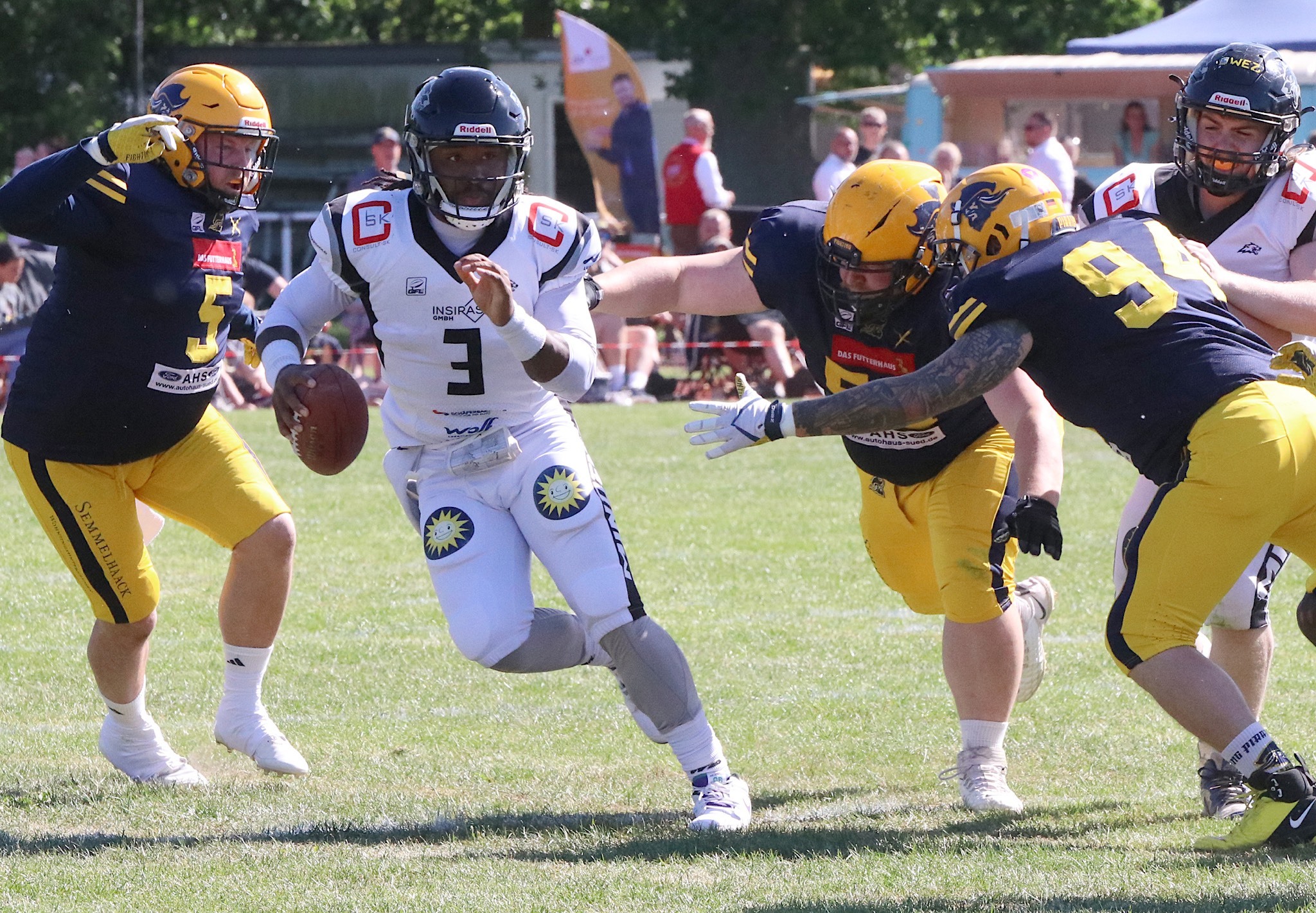 Im Pass zu ungenau, dafür im Lauf immer für einige Yards gut: Darrius Sample wird in dieser Szene gleich von drei Elmshornern gejagt- Foto: Minden Wolves