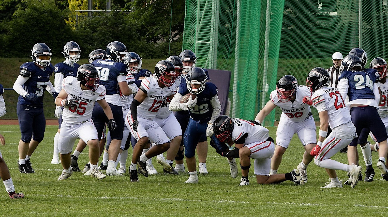 Typhoons Running Back Oskar Vogel 22 gegen die Panther Defense - Foto: Dorothee Limpert