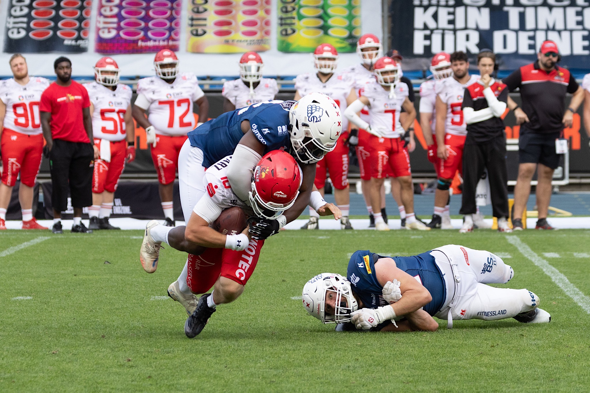 DE 92 Frevil Ayuk bringt Potsdam QB zu Fall - Foto: Fabian Uebe