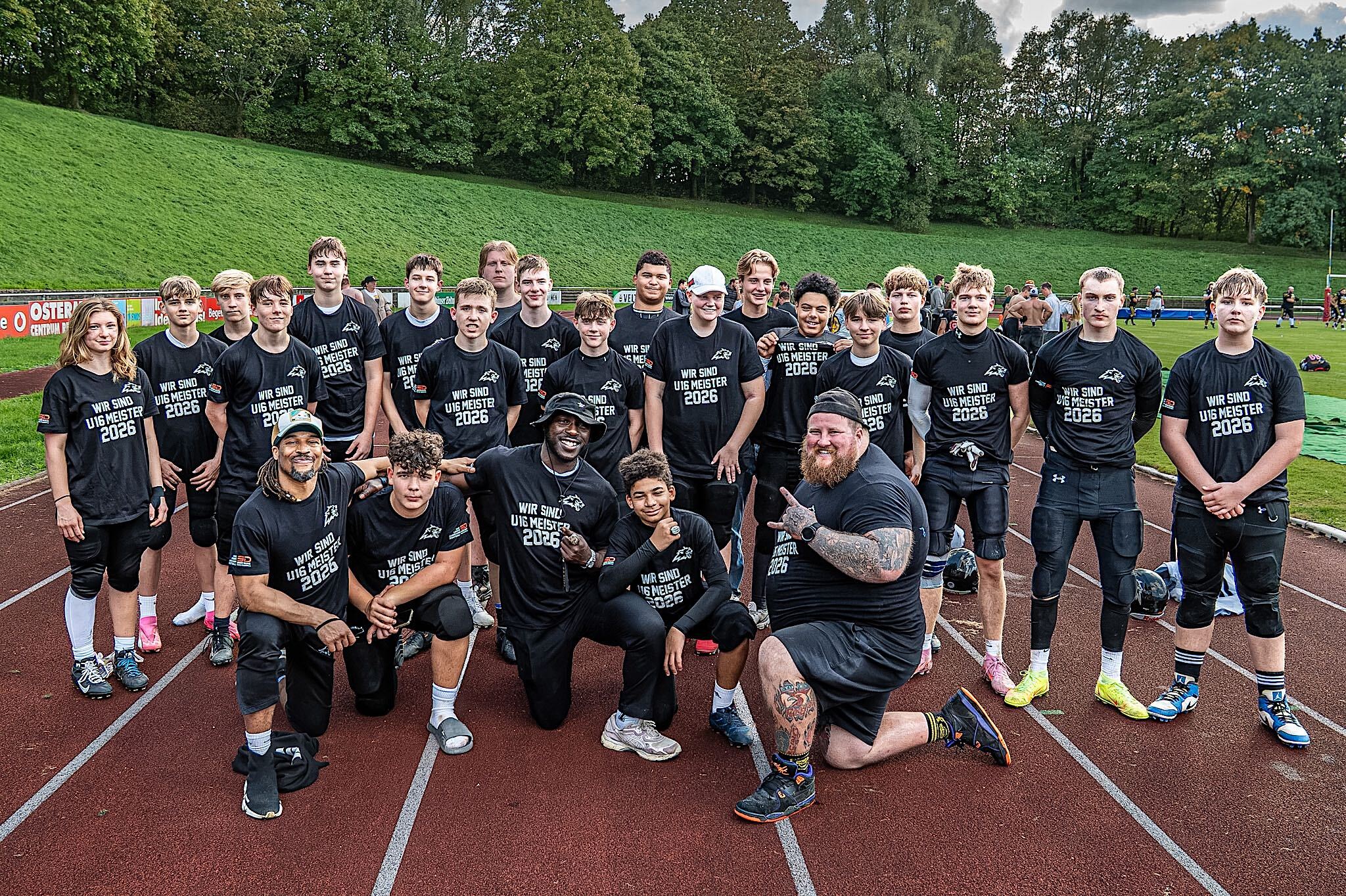 Die U16 der Minden Wolves bejubelt den Meistertitel. Es ist die erste Meisterschaft im Nachwuchsbereich des jungen Vereins - Foto: Hendric-Noah Pieper